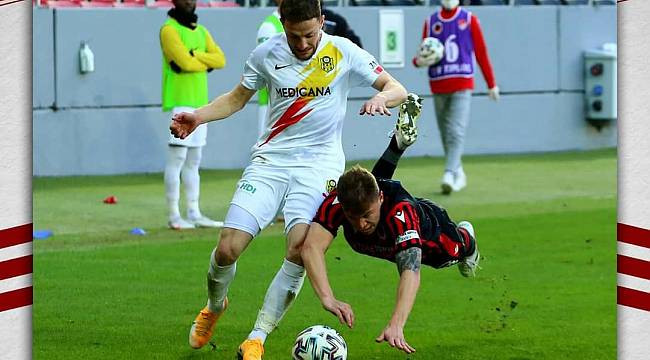 Mustafa Kaçırdığı Gole Üzülüyor