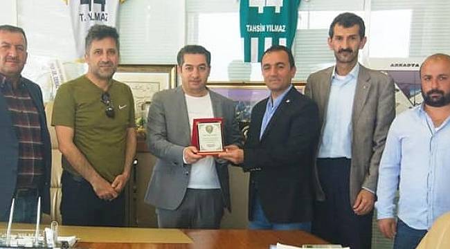 Yılmaz'a Plaket Verdiller