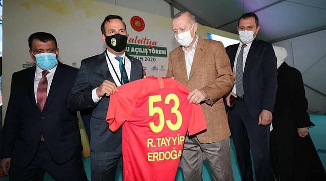 Cumhurbaşkanına Forma Hediye Edildi