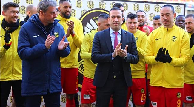 Umut Bulut'a Plaket Verildi
