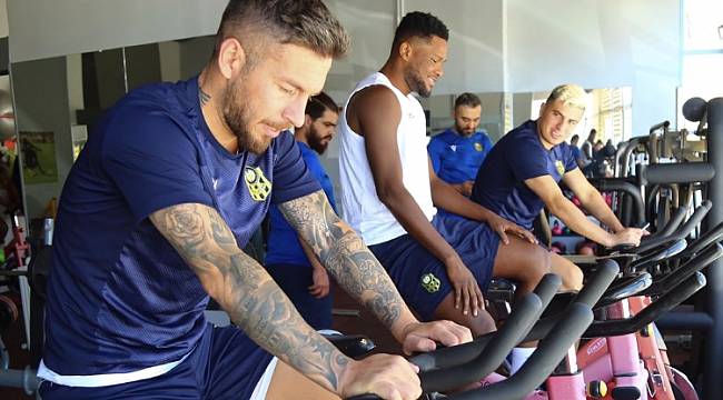 Yeni Malatyaspor Günün İlk Antrenmanını Salonda Yaptı