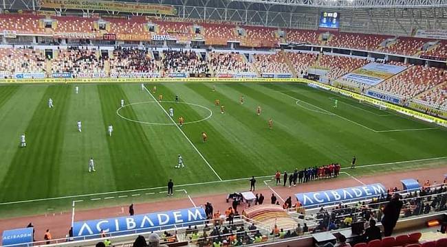 Maç Protesto İle Başladı
