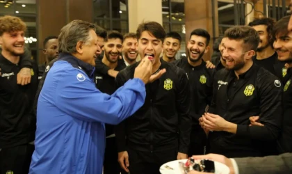 Vural, Eliyle Pasta Yedirdi